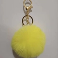 Portachiavi con pompon in finta pelliccia di coniglio gialla e chiusura dorata - Giallo Vivace