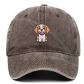 Détail d'une casquette en coton lavé marron foncé avec broderie de chien beagle - Café
