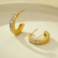 Detail van 18K vergulde C-vormige oorbellen met geribbeld ontwerp en vierkante zirkonia's - Geribbelde C-Vorm Kanaalzetting Vierkante Zirconia (NMSE-F559-2) / 18K goud / Goud