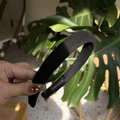 Détail d'un serre-tête noir rembourré fait main avec texture en tissu sergé - Noir