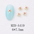 Dettaglio macro di charm per unghie a stella dorata con zircone rosa e misura 6x7,5mm - 6x7.5mm / Stile Strass Rosa Oro (A419)