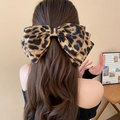 Pince à cheveux élégante à gros nœud léopard portée sur une coiffure demi-attachée - Barrette à Noeud Léopard (81#) / Marron