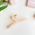 Pink matte resin claw clip with a twisted loop design for women's hair styling - 13cm / Orange Pink