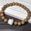 Bracelet en bois de santal vert avec un charme de créature mythique blanc et perles en métal - Santal Vert 8mm avec Lion Gardien