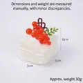 Jouet gâteau mousse carré crème avec baies rouges, dimensions 5x5x6cm décoratif - Blanc