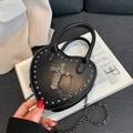 Borsa gotica nera a forma di cuore con borchie argentate e croce in metallo - Stile Croce Nero
