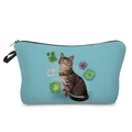 Dettaglio della borsa cosmetica azzurra con stampa di gatti e piante grasse - Stile Gatto Tigrato e Succulenta Blu Cielo (hz3564)