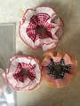 Drei karierte Haargummis mit gefalteten Spitzenkanten in Rosa und Weiß Gingham - Schwarz Gingham Klein
