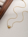 Detailopname van de gepolijste gouden hartvormige hanger met fijne ketting op textuur - Goud-Eenvoudig Gepolijst (ZHN14-Gold)