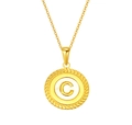 Collar de acero de titanio con colgante de letra C dorada en un disco de nácar blanco - Letra C (S-P005-C)