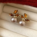 Pendientes dorados con flores de esmalte naranja y perlas color champán - Marrón