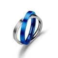 Detail der ineinandergreifenden Ringe aus mattem Silber und poliertem blauem Titanstahl - US 6 / Silber & Blau