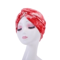 Dettaglio macro del turbante tie-dye rosso e bianco con design a torsione su manichino - Tie-dye Rosso Bianco