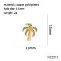 Makro-Detail des vergoldeten Kokosnussbaum-Anhängers mit grünen Zirkonia und Maßen - Kokospalme