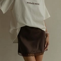 Dunkelbrauner Satin-Minirock mit zartem Spitzenbesatz für einen eleganten Vintage-Look - S / Braun