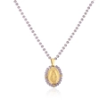 Dettaglio del ciondolo Madonna dorato con perline viola su sfondo bianco lucido - Oro Viola Vetro