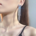 Orecchini pendenti lunghi in argento con strass AB mostrati sull'orecchio della modella - Orecchini Lunghi con Nappe Iridescenti AB (KE036WAB Colore Argento AB)