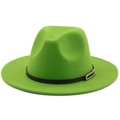 Détail d'un chapeau fedora en feutre vert vif avec bande en cuir noir et boucle argentée - M (56-58cm) / Vert fruit