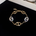 Detail van vergulde ovale schakelarmband met fonkelende zirkoon op een fluwelen achtergrond - Goud (Echt Goud Verguld)