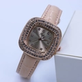 Dettaglio della cassa quadrata in oro rosa con diamanti incastonati e logo Tadi - Rosa Cassa Oro Rosa