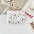 Dettaglio della trama trapuntata con orsetti e fiori della borsa cosmetica con zip rosa - Orso Fiocco di Neve