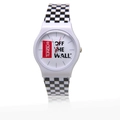 Montre blanche minimaliste avec bracelet à damier noir et blanc sur fond épuré - Blanc
