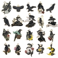 Düsterer Krähenschädel-Anhänger mit schwarzer Öl-Optik für DIY-Armbänder und Ketten - Gemischtes 20-teiliges Halloween Krähe Schlange Set