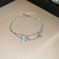 Détail d'un bracelet double argenté avec papillon en nacre blanche et zircon violet - Argenté