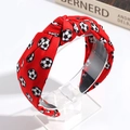 Detalle de diadema roja anudada con un diseño de estampado de balones de fútbol clásicos - Rojo Fútbol