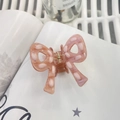 Détail de la pince à cheveux noeud rose en acrylique avec texture pelucheuse blanche - Environ 6cm / Rose Rayé - Noeud Enveloppé