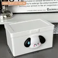 Weiße Schreibtisch-Aufbewahrungsbox mit Comic-Hund und Maßen 18,2x12x10 cm - Weißer Klappdeckel-Stil mit Cartoon-Aufnäher (Selbstklebend) / Groß (18.2x12x10cm)