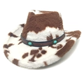 Dettaglio del cappello da cowboy con motivo mucca, inserti turchesi e consistenza morbida - Corona a Cuore Caffè
