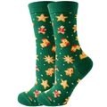 Détail de chaussettes de Noël en tricot vert avec motifs de bonhomme en pain d'épice et étoiles - Bonhomme de Pain d'Épices Vert