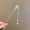 Détail d'une épingle à cheveux chinoise avec feuilles de jade vert et glands en perles - Style de Gland de Perle de Feuille Verte (Style 1)