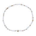 Bracciale minimalista con perline bianche e dettagli dorati su sfondo bianco - Bianco Brillante/Perline Dorate