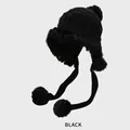 Bonnet trappeur noir tricoté à la main avec fourrure synthétique et trois pompons - M (54-58cm) / Noir