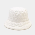 Detalle de gorro de pescador blanco acolchado con costuras de diamante y relleno suave - M (56-58cm) / Blanco