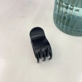 Petite pince à cheveux noire mate pour queue de cheval haute sur surface blanche élégante - Papillon Queue de Cheval Haute (2.9*5.8cm) / Noir Mat