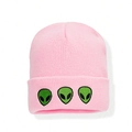 Bonnet en maille rose avec broderie alien verte et revers élégant pour un look tendance - Taille unique / Rose