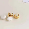 Detalle macro de pendientes de aro en C chapados en oro de 18K con acabado pulido - Pendientes de Frijol en Forma de C Dorados Bañados en Oro de 18K