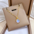 Gouden titanium ketting met ovale opaal bijenhanger in een luxe sieradendoosje - Aurora Kattenoog Steen Hanger (H514)