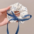 Bloemen haarelastiekje in wit en blauw met een bijpassende blauwe satijnen strik - #3 Blauwe Dunne Strik
