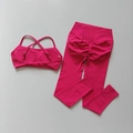Détail de l'ensemble de yoga fuchsia avec taille en V et design scrunch fessier - Framboise