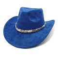 Détail du chapeau de cowboy bleu roi en suédine avec plume en métal et perle turquoise - M (56-58cm) / Bleu royal