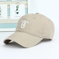 Khakifarbene Baumwoll-Baseballkappe mit weißer THE NUMBER 6 Bestickung in moderner Ansicht - Einheitsgröße Verstellbar / Gebrochenes Weiß