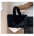 Grand sac cabas en peluche noire avec bandoulière chaîne et texture fausse fourrure - Grand / Noir