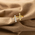 Minimalistische S925 zilveren ring met vijf verticale zirkonia's op een slanke open band - US Maat 6 / Goud