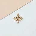 Detail-Makroaufnahme des Gold-Schneeflocken-Anhängers mit weißen Zirkonia-Steinen - 11# Eng Gefasster Schneeflockenstil