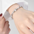 Elegantes silbernes Perlenarmband aus Titanstahl mit funkelnden Diamantakzenten für Damen - 23 cm (verstellbar) / Silber