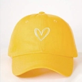 Berretto da baseball giallo con ricamo a cuore bianco e cinturino regolabile per esterni - Taglia unica / Giallo